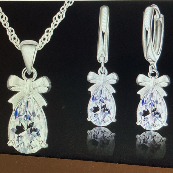NWOT - Sterling Silver Pear Shaped CZ Bow Necklace, Pendant & Earrings Set - Picture 14 of 14